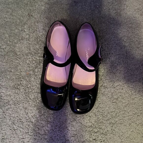 Girl an Black Patent Mary Jane Shoes - Picture 8 of 9